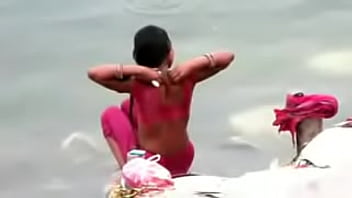 pakistani sindhi karachi aunty nude river bath
